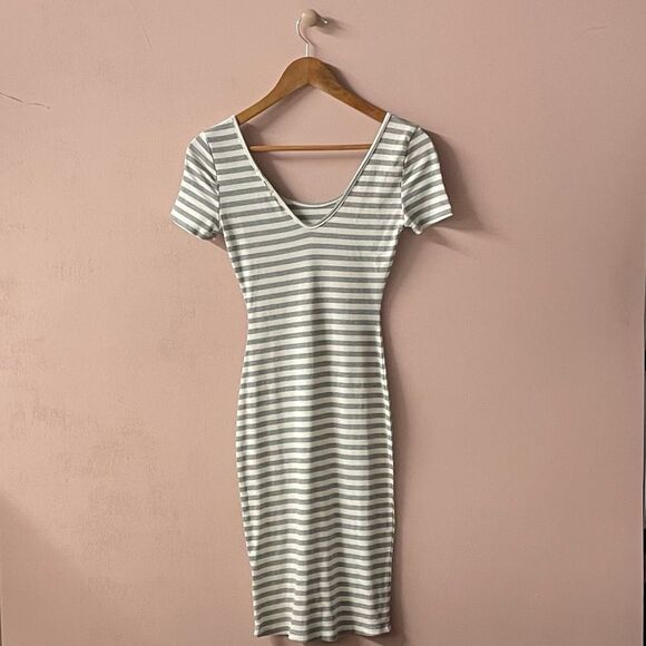 Charlotte Russe NWT Light Gray & Cream Striped Bodycon Midi Dress Size S - Picture 3 of 12